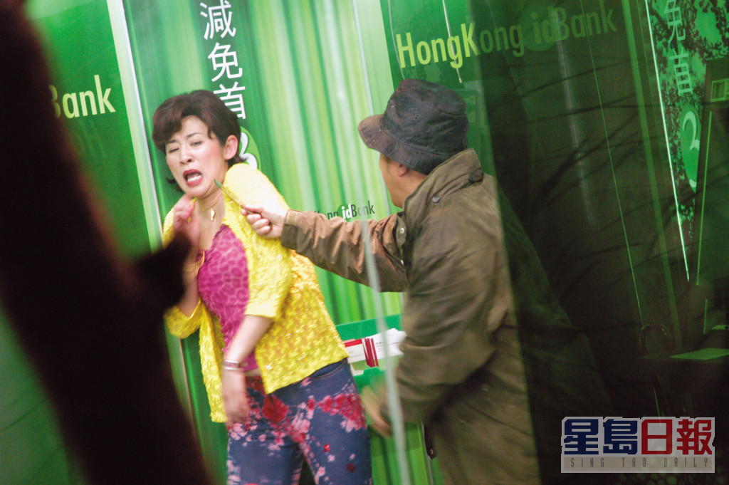 2002上映的《金鸡》一幕，曾志伟在理财中心打劫吴君如。
