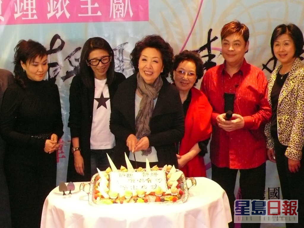 2007年，靜婷完成三場演唱會，與眾表演嘉賓吳鶯音（右3）、張偉文（右2）及其女兒等齊出席慶功宴。