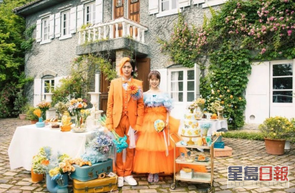 峯岸南与小柳津彻也的婚照以橙色为主题。