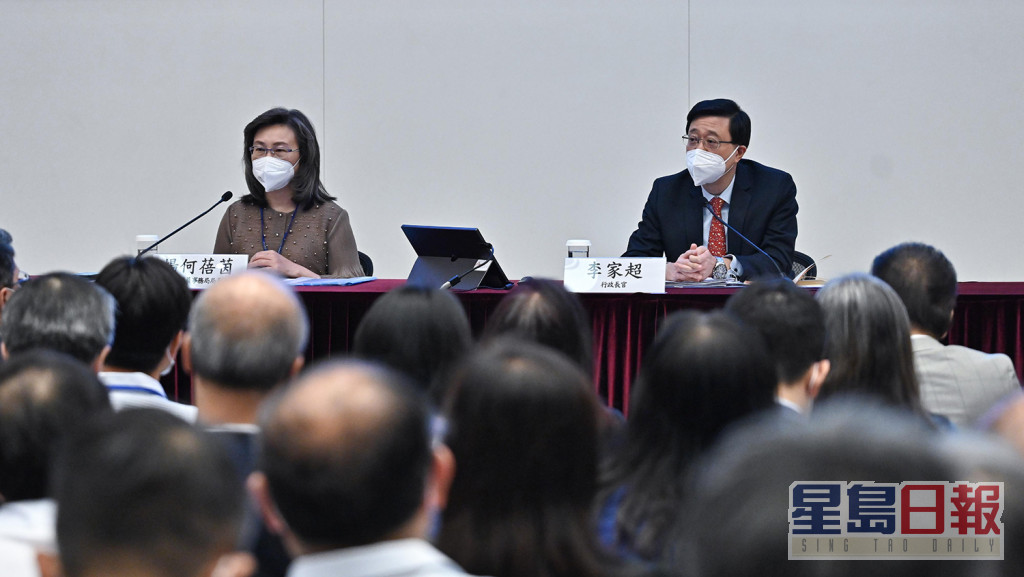 公务员事务局局长杨何蓓茵（左）亦在座谈会分享感受。政府图片