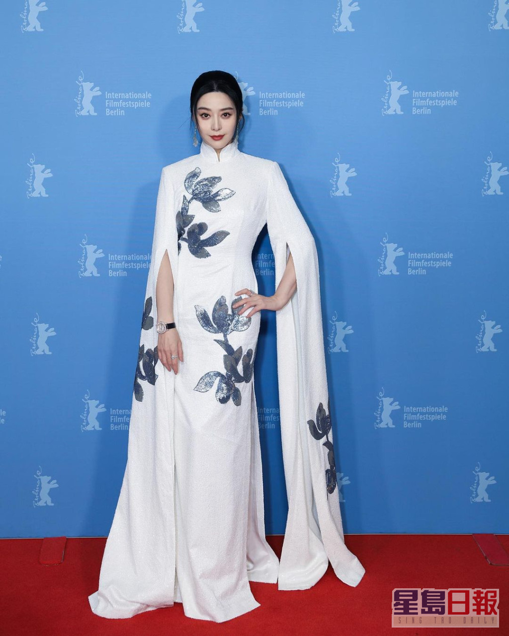 范冰冰在柏林电影节《绿夜》首映红地毯着上蓝花白色中式礼服行红地毯，大驳身材曲线，却被指是「行走的青花瓷」。