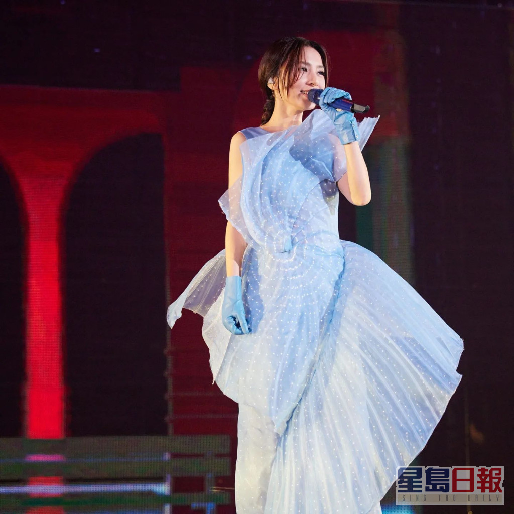 田馥甄剛唱完《無常》原來要到台下換衫。