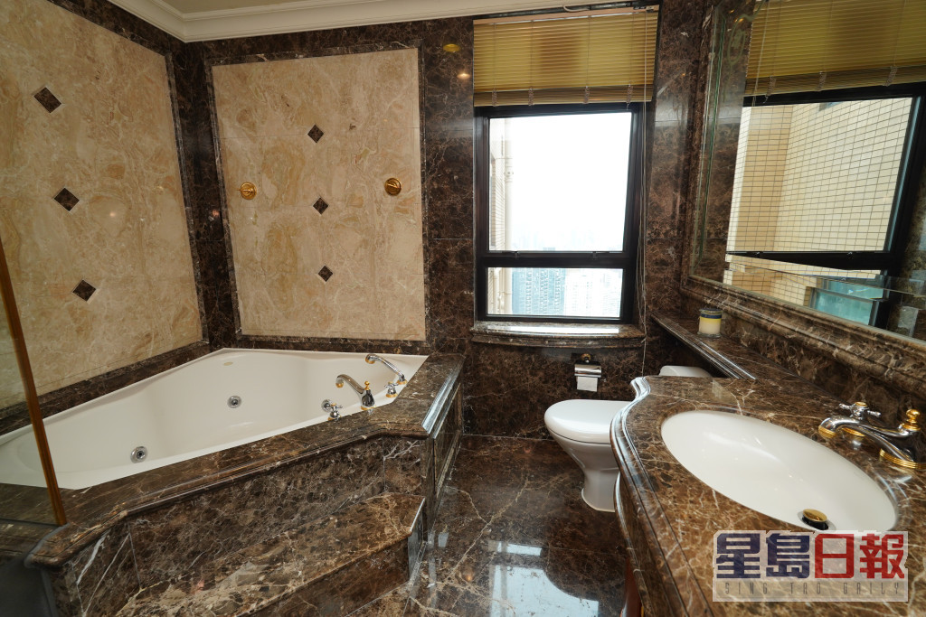 主人浴室设特大按摩浴池、双洗手盆等，媲美星级酒店。