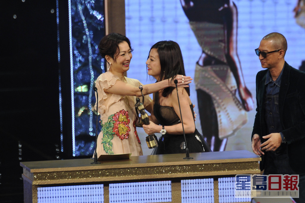 郑秀文与金像影后奖座最近的距离是2015年做颁奖嘉宾。