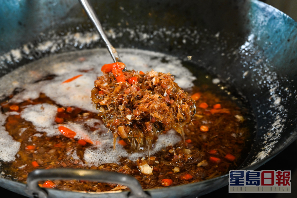 XO醬是由黃永幟創作的著名菜式之一，他曾在接受訪問時，親自炮製XO醬。
