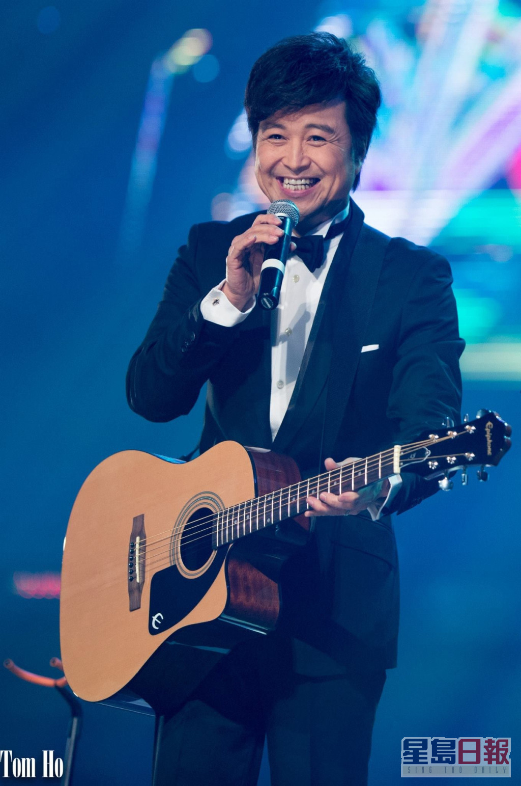 现已移居加拿大的潘宗明，经常表演唱歌。