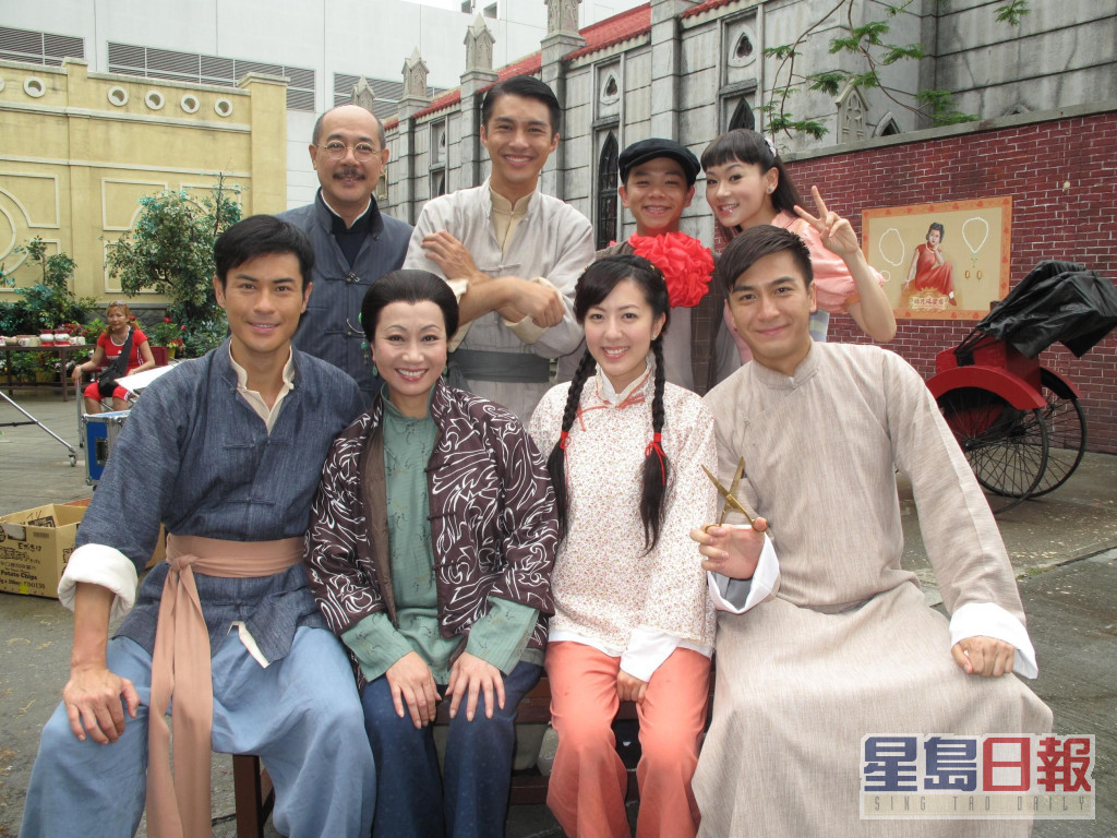 2010年，嘉乐跟马国明、林子善、唐诗咏、郑嘉颖等拍剧集《铁马寻桥》，日对夜对变成好友。