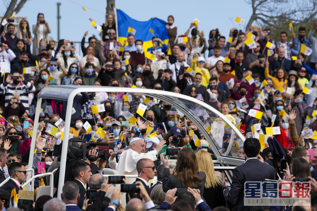 教宗訪問馬耳他期間，有民眾舉烏克蘭國旗。AP圖片