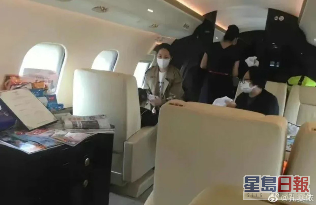 近日有内地网民捕获久未露面的郭碧婷（卡其色外套女）乘私人飞机返香港，更指她脸容有些憔悴。