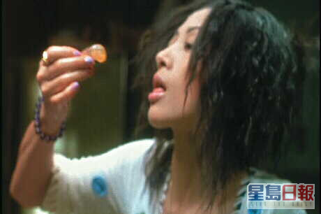 电影《三更2之饺子》中，白灵生吞胚胎。