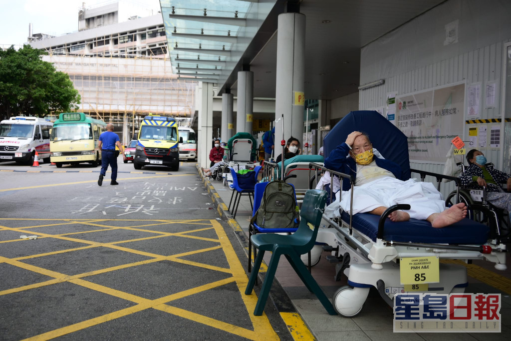 醫院外大批病人等候收治。
