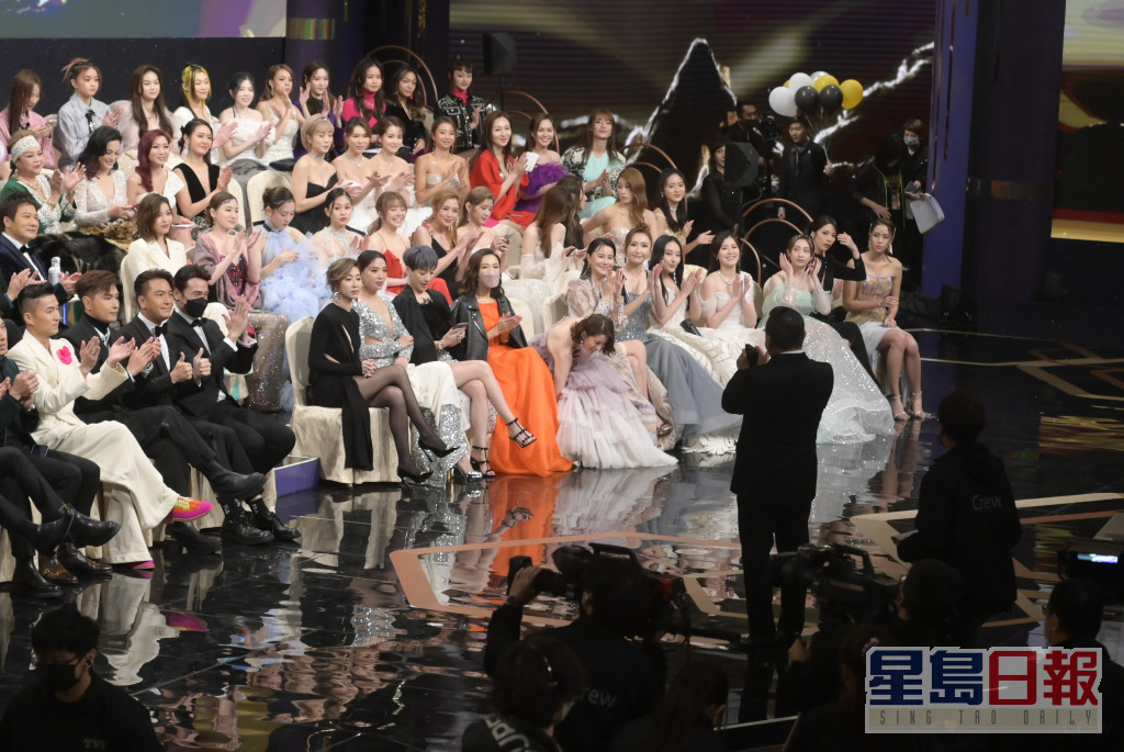但未知TVB是否怕二人坐在一起會尷尬，安排了劉佩玥坐在二人中間做「調解員」。