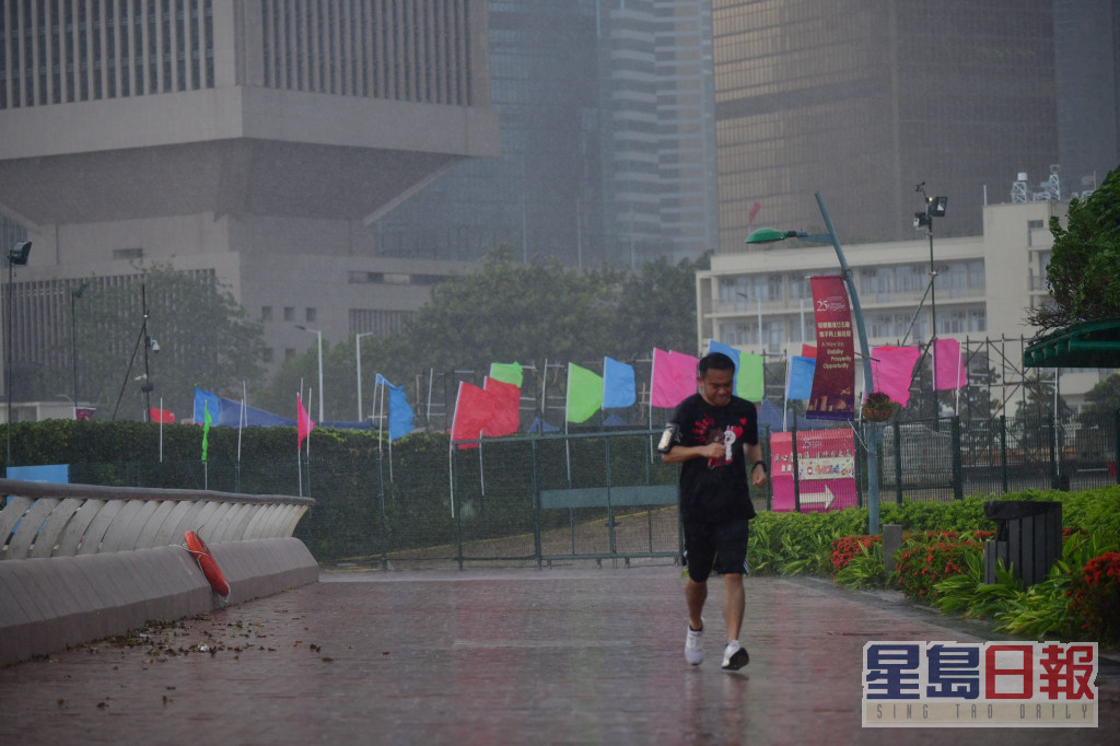 市民冒风雨下跑步。