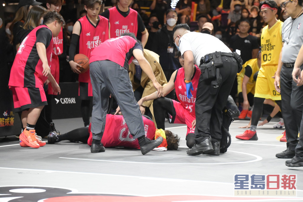 姜涛倒地痛苦抱膝。