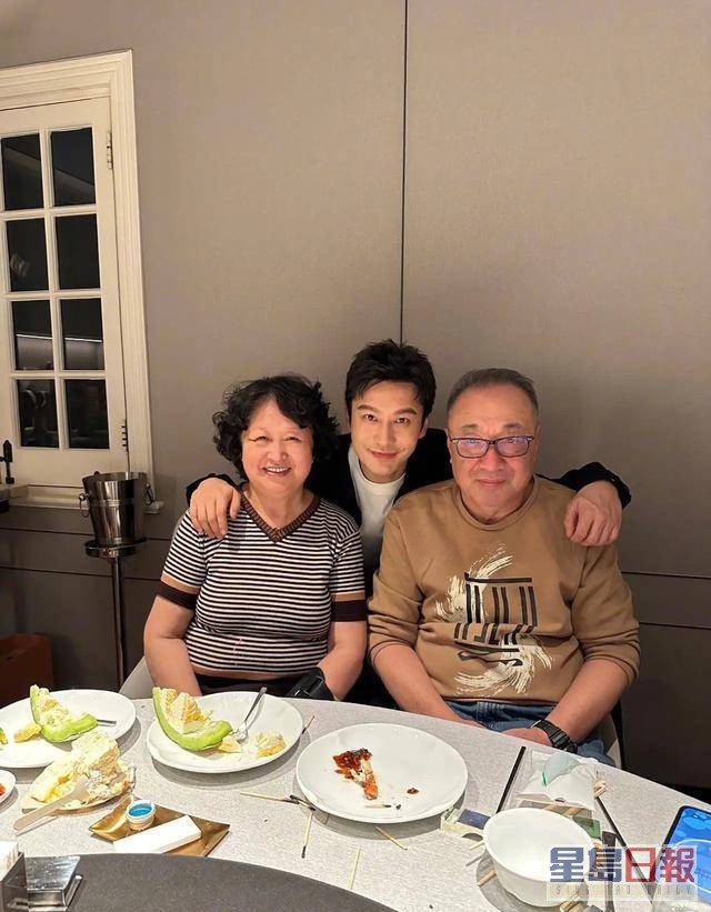黄晓明鲜有在社交网贴父亲的照片，去年他在微博晒一家三口的合照，为爸爸庆生。
