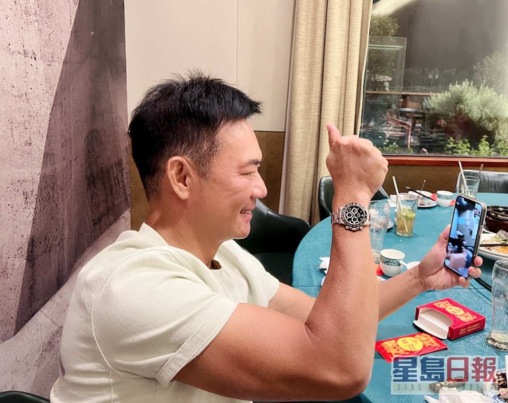 輝哥在橫店開工，透過電話視像同香港影迷打招呼。