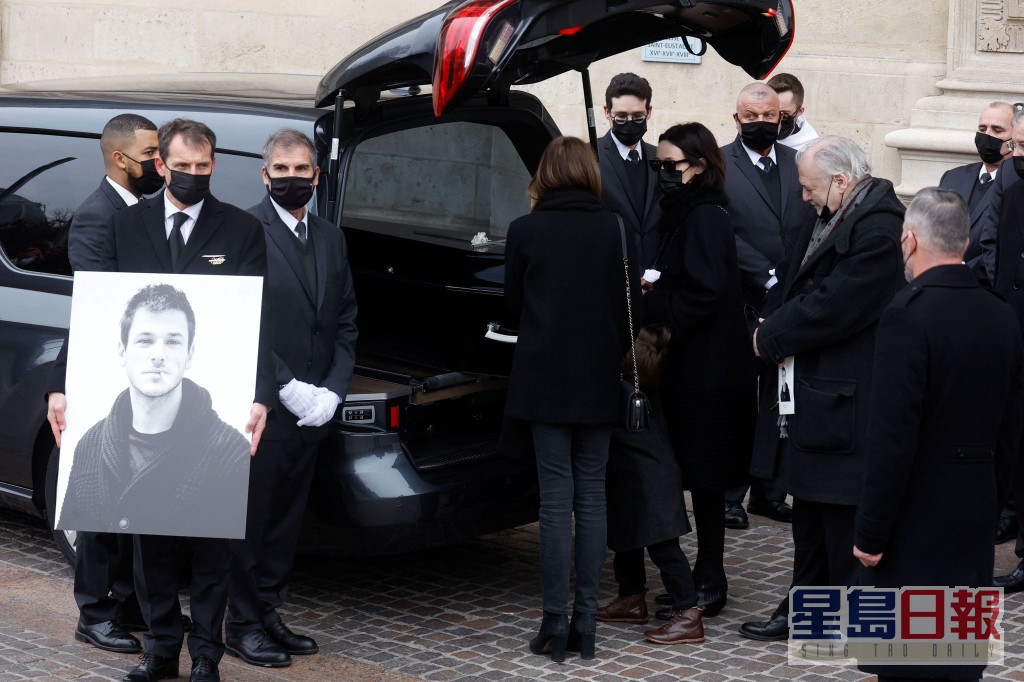 Gaspard的女友及兒子目送靈柩放上靈車。