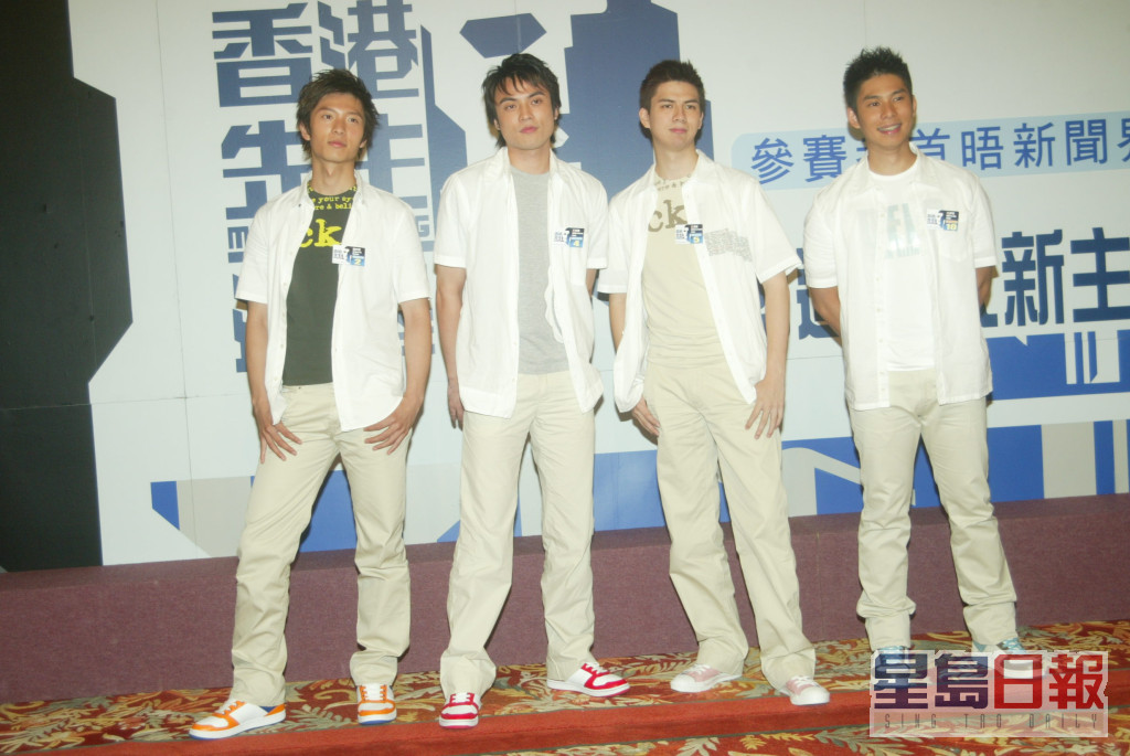 宮雪花兒子江澤龍（右二）在2005年曾參加TVB的《香港先生選舉》。左一為高鈞賢。