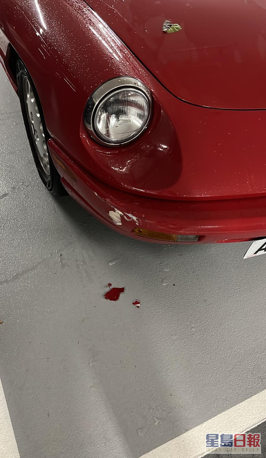 林作驾驶的红色跑车车头损毁。