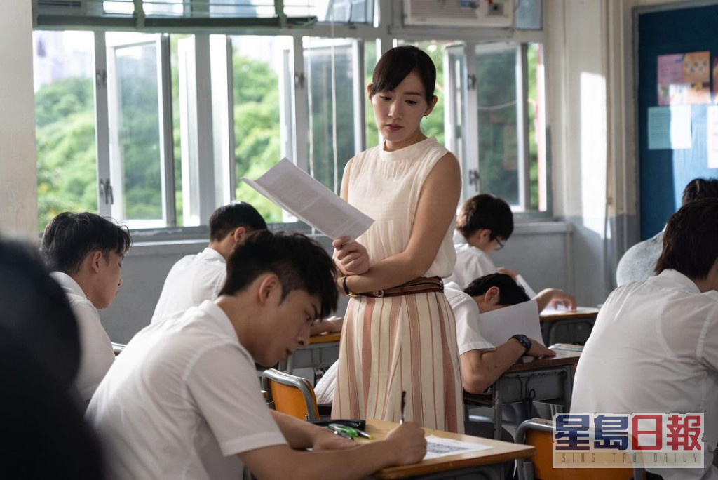 饰演老师的吴海昕，与剧中设定为中四学生的Edan有条离奇的师生恋感情线。