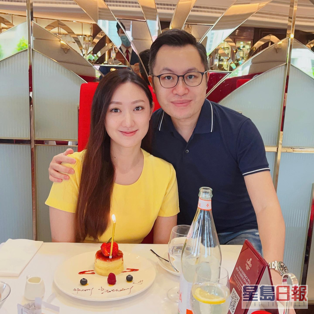 金盈近日獲前TVB英文新聞主播男友鄧展鴻慶生，二人拍拖多年感情穩定。
