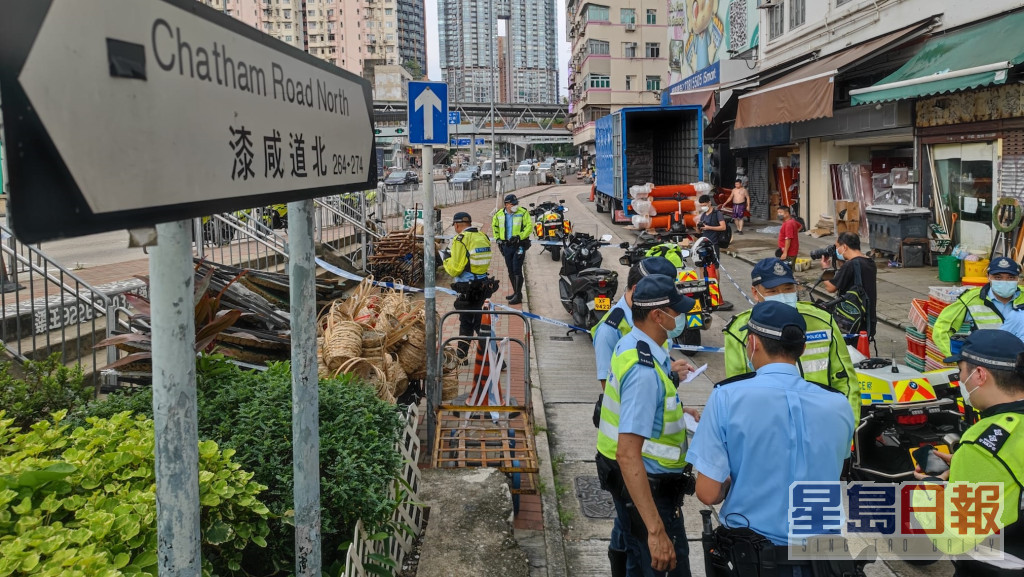 警員在漆咸道北與曲街交界截停可疑電單車。