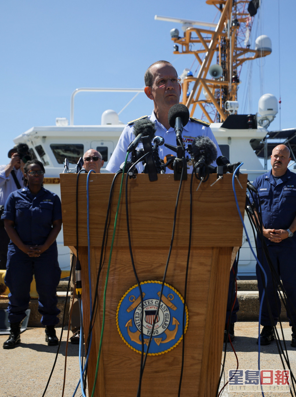 第一海岸警卫队地区指挥官、海军少将莫格更新了失踪的海洋之门潜水器的搜索情况。路透社