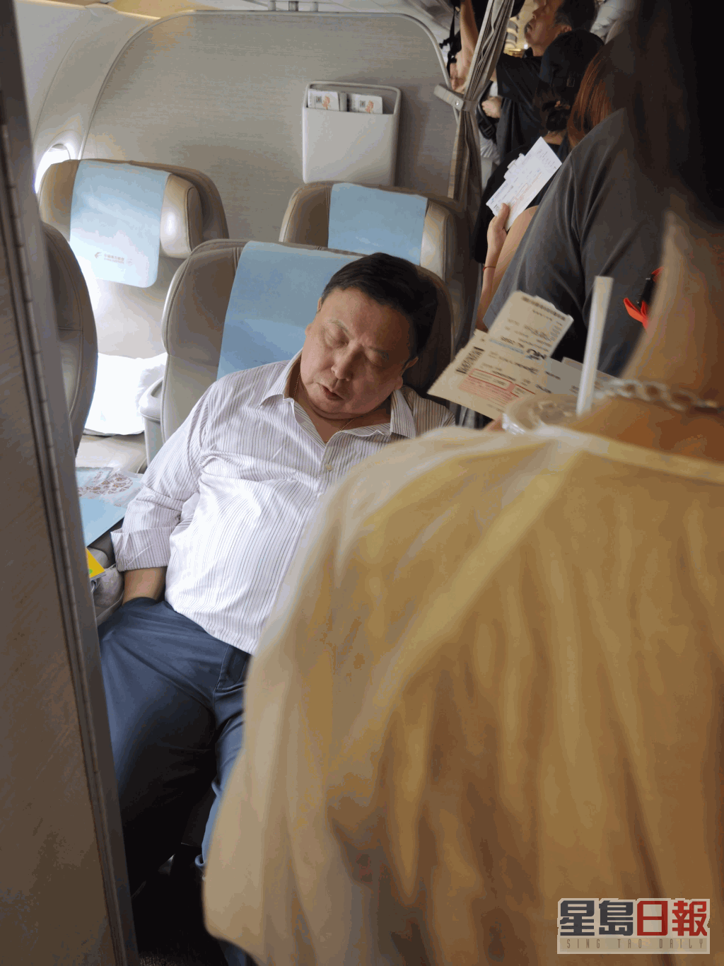 行程忙碌的王晶被网民拍到在登机期间竟然可以安然入睡。