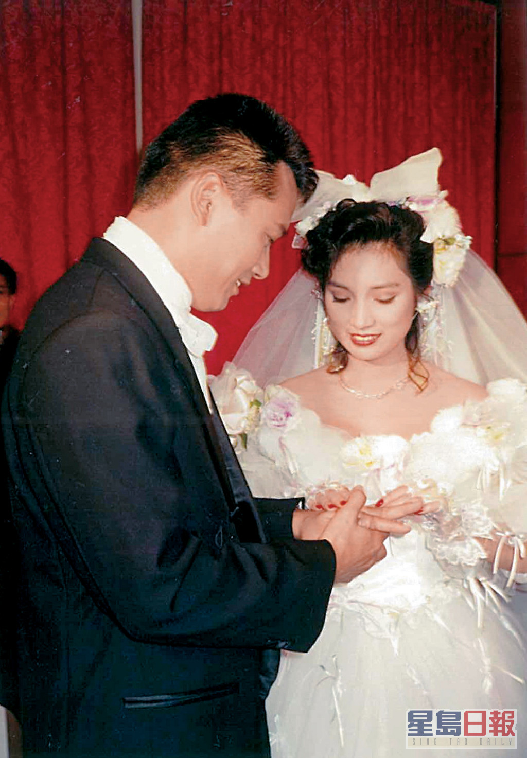 戚美珍与苗侨伟在1990年结婚。