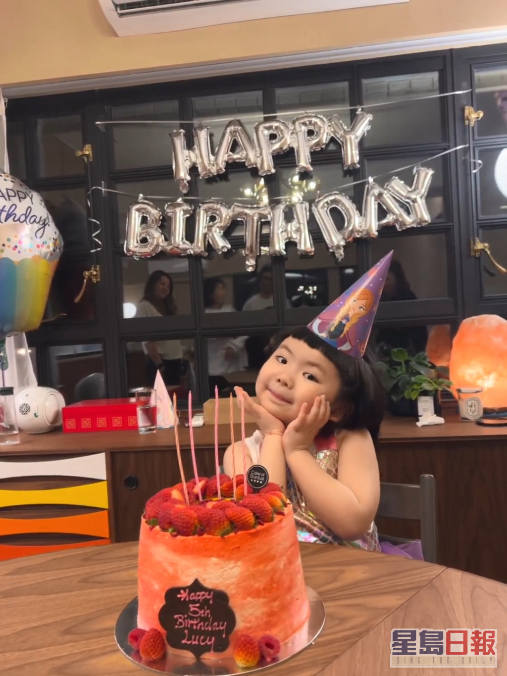 Lucy昨日过5岁生日，在生日直播前，先拍片示范「港女十式」。