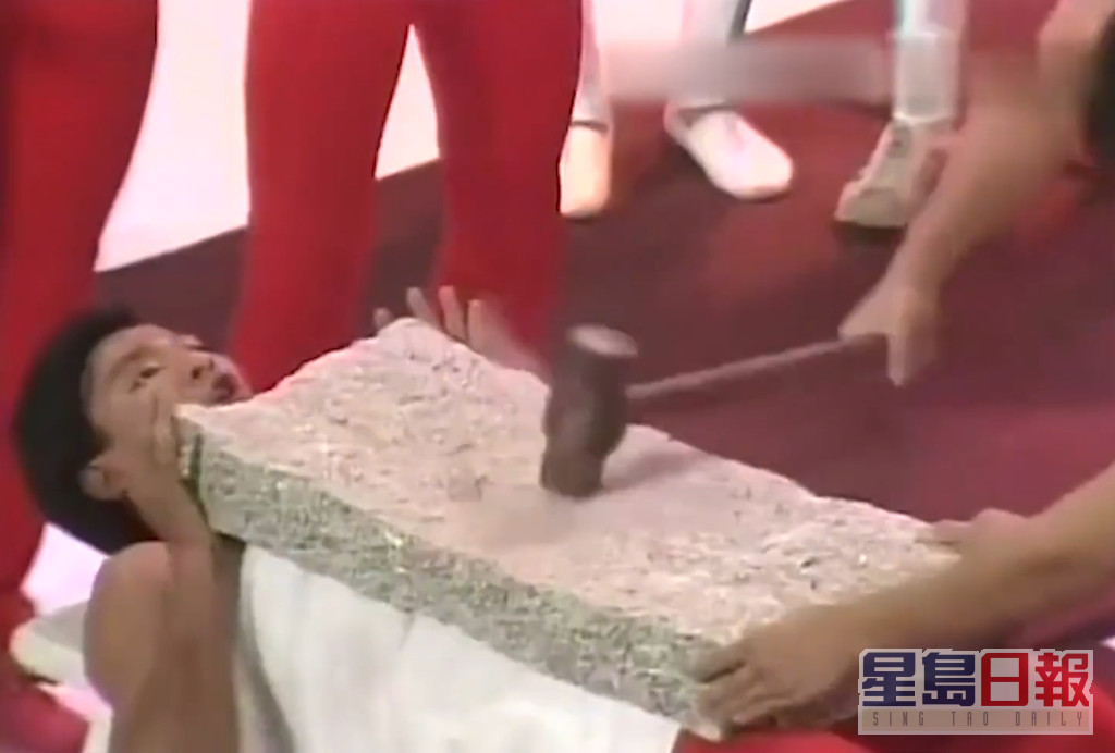 【1983年】五虎演杂技团形式出现，不过最经典的一定是刘德华心口碎大石！