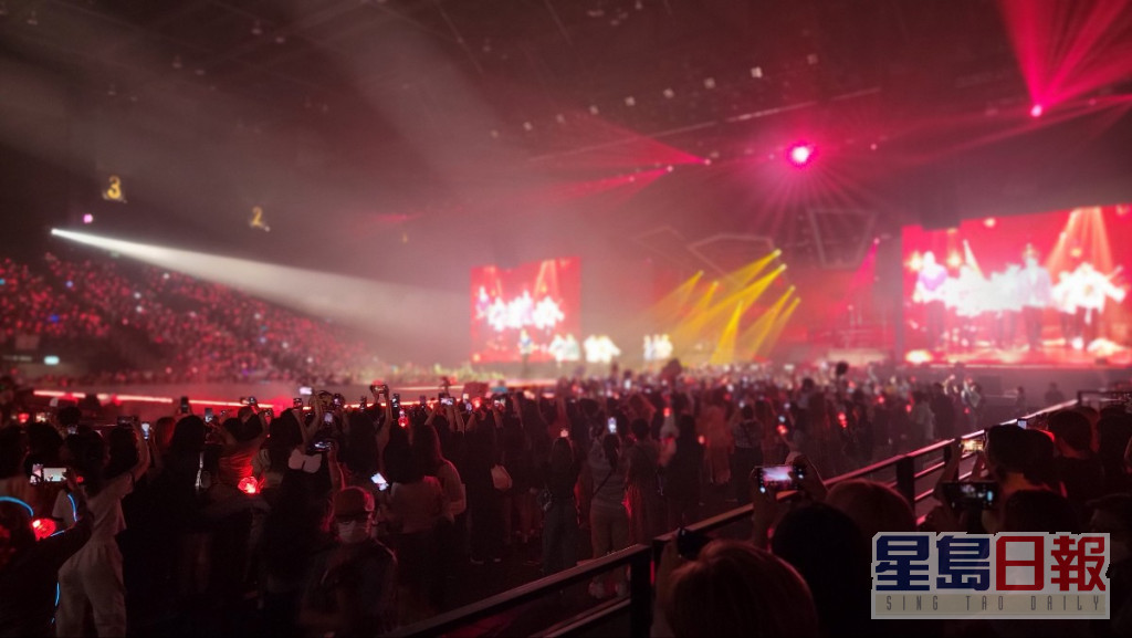 TREASURE演唱會未開始前，Fans已在場內合唱組合的歌曲。