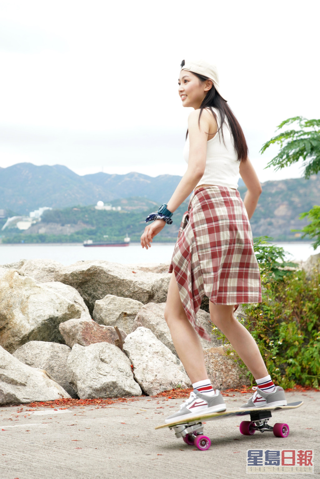 郭柏妍为配合角色特地上堂学踩滑板。