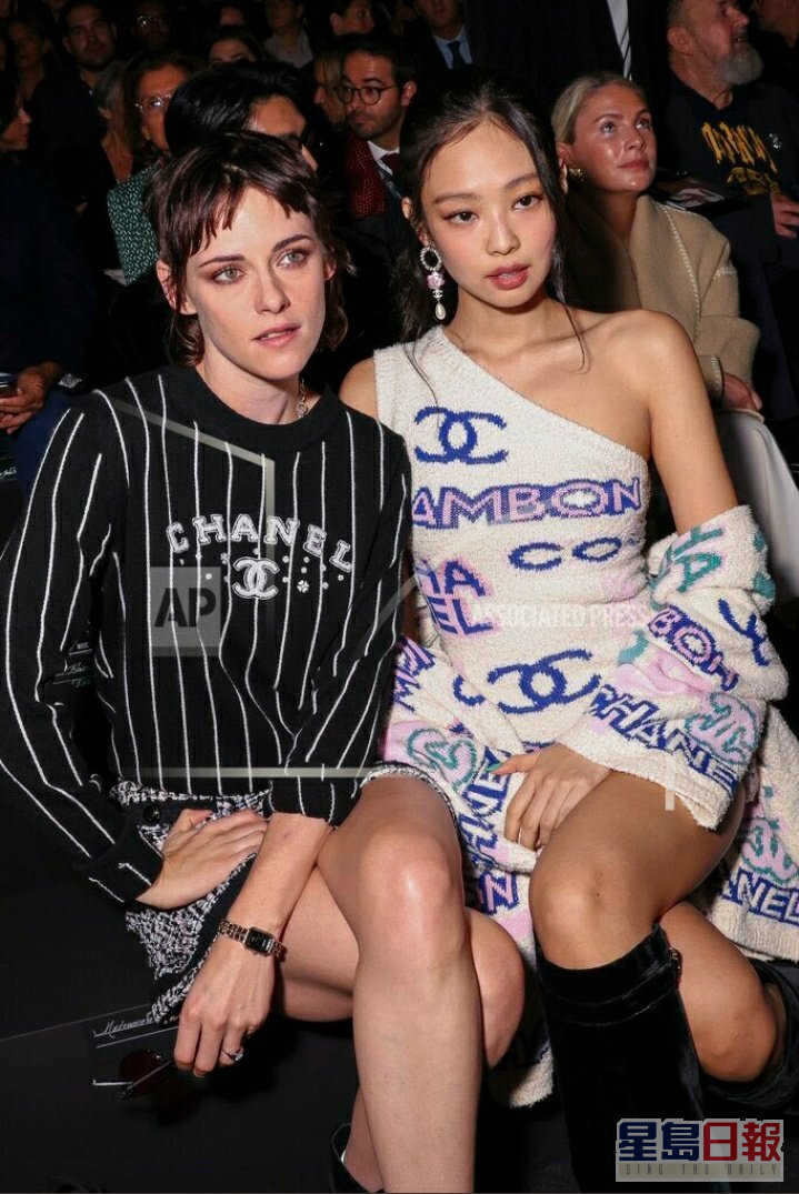 Jennie（右）與姬絲汀亮相巴黎時裝騷。