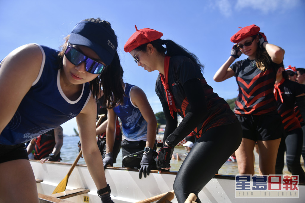 「赤柱国际龙舟锦标赛」吸引超过168支来自香港及海外的队伍参加。陈极彰摄