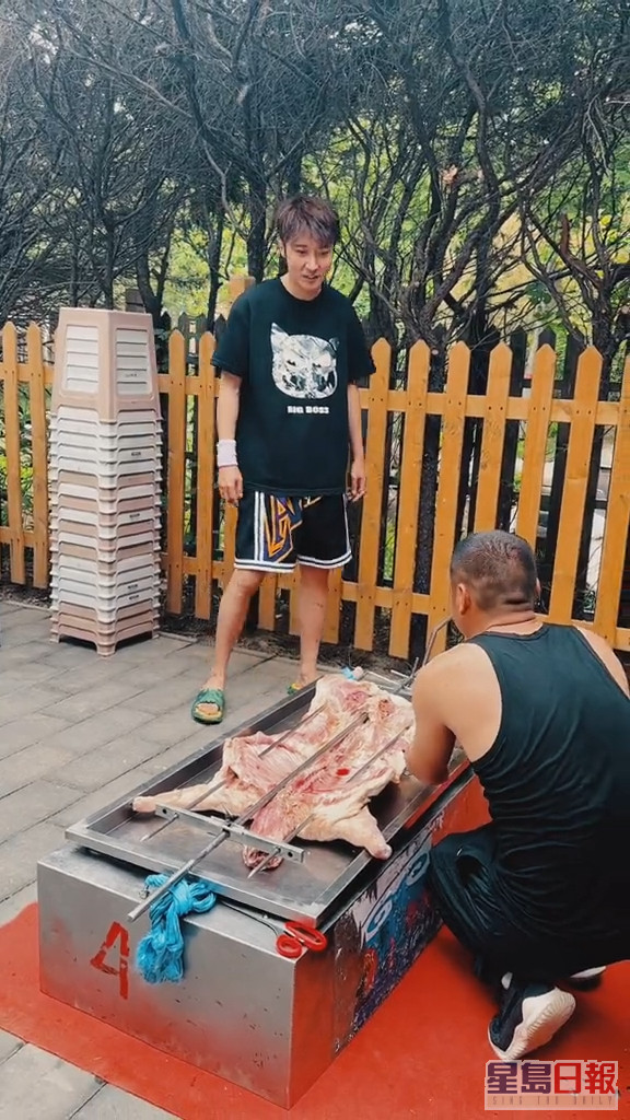 張丹峰於抖音上載一條烤全羊短片。