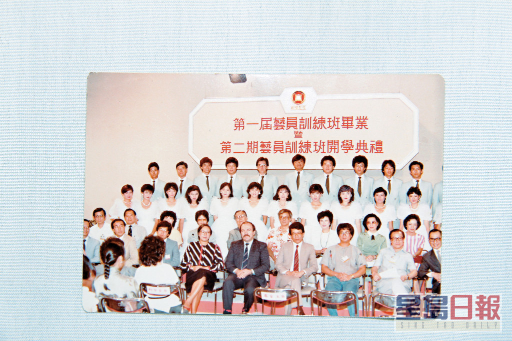 吴毅将1982年毕业于香港亚洲电视第8期艺员训练班，同期同学有黄秋生、苑琼丹、麦翠娴等艺人。