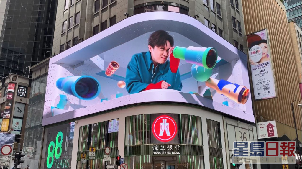 軒仔成為全港首位藝人登上香港首個這廣告螢幕。