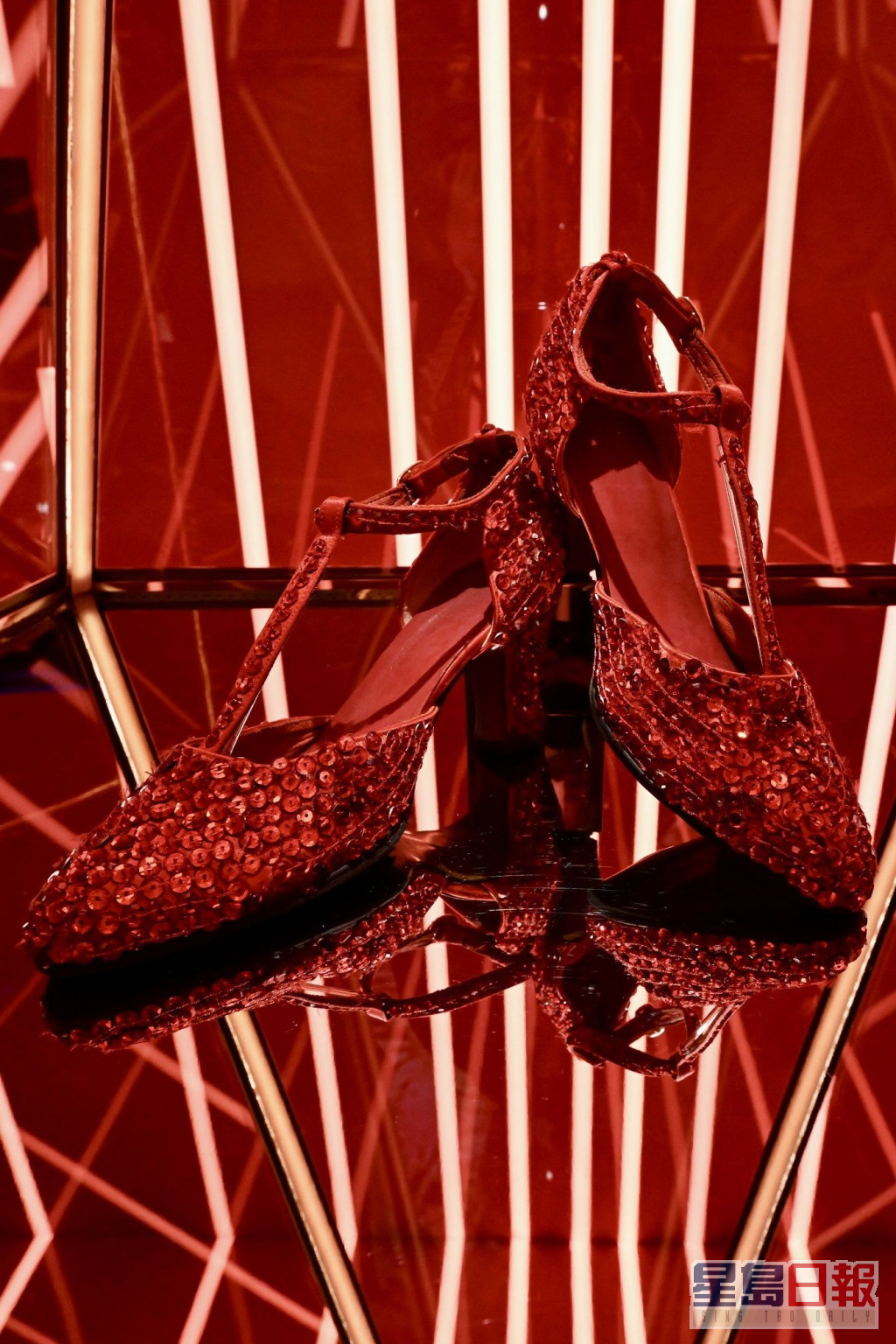 张国荣在《跨越97》演唱会时穿着的红色高跟鞋。