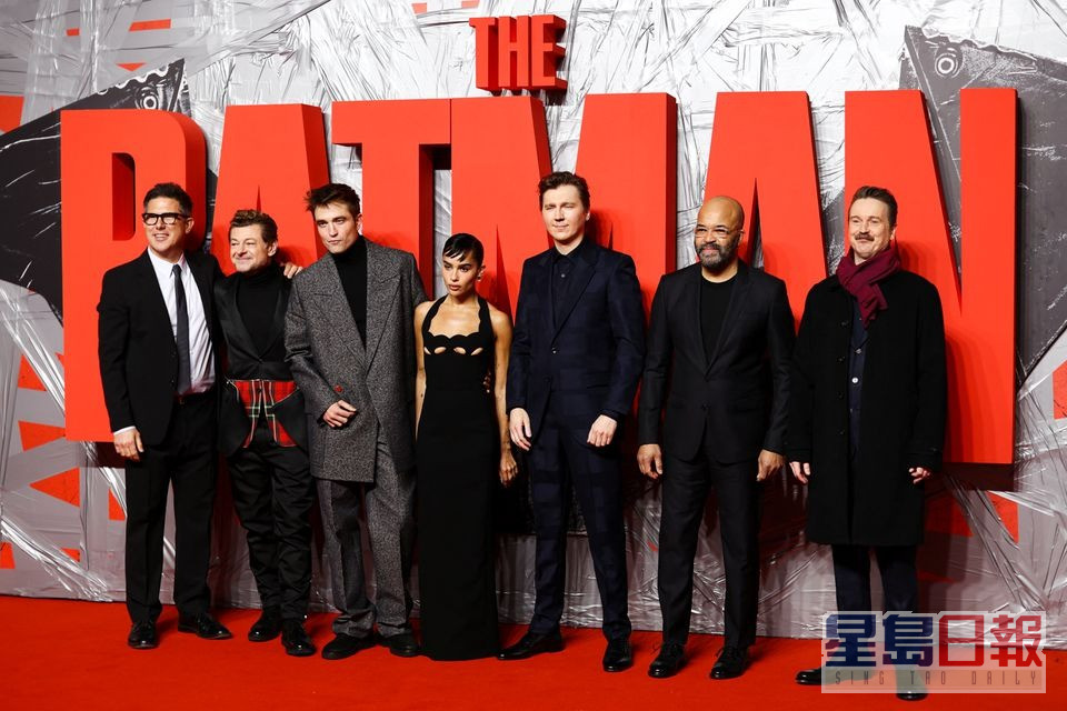 新版《蝙蝠侠》由英国男星罗拔柏迪臣（左三）主演。