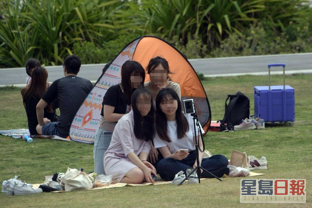 不少市民到西九文化區草地遊玩。