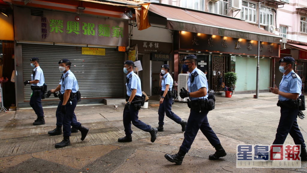 大批机动部队警员在上址附近一带搜证。刘汉权摄