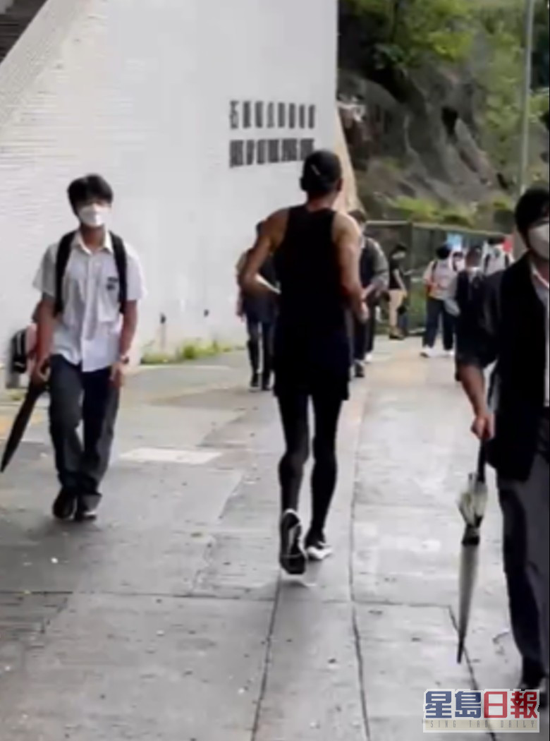近日有網民貼出日前在石硤尾鬧市拍到發哥的跑步片段。