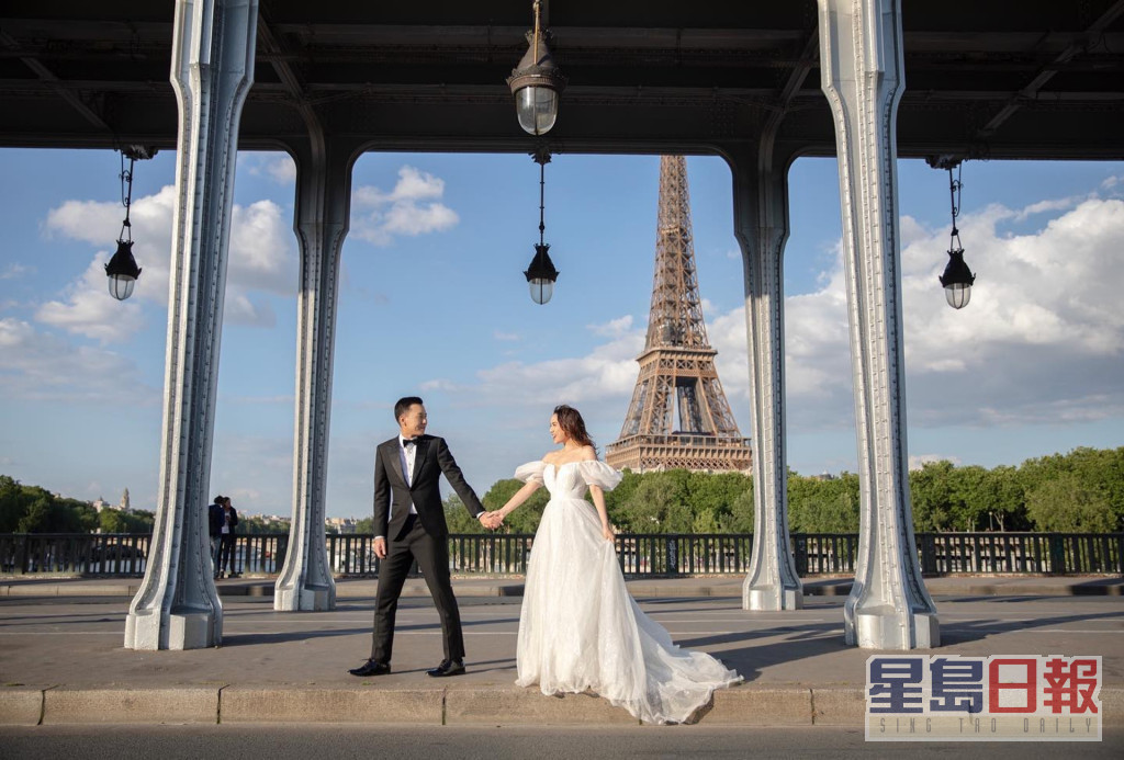 與未婚夫手拖手在巴黎鐵塔前留影，好浪漫。