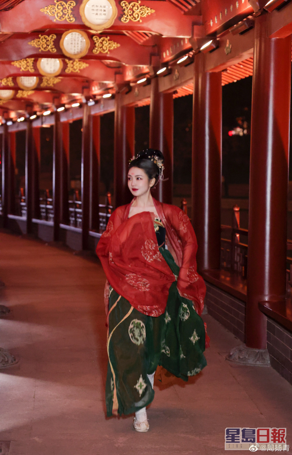 周扬青被网民赞可以拍古装剧。