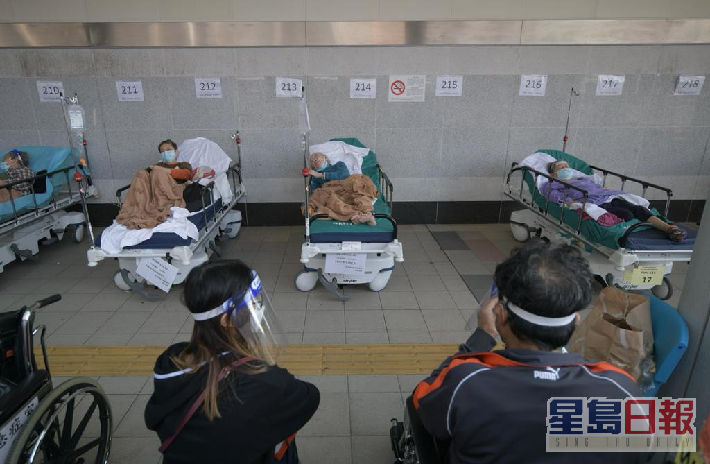 醫院外大批病人等候收治。