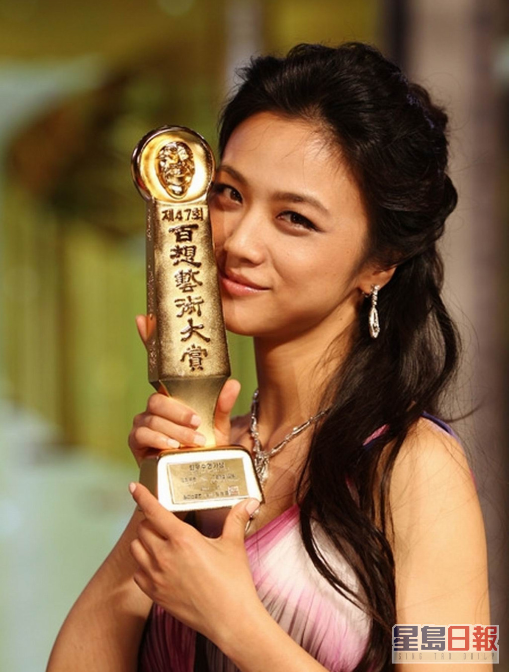 汤唯凭《晚秋》成为韩国百想影后，成为首个获得百想大奖的华人女星。