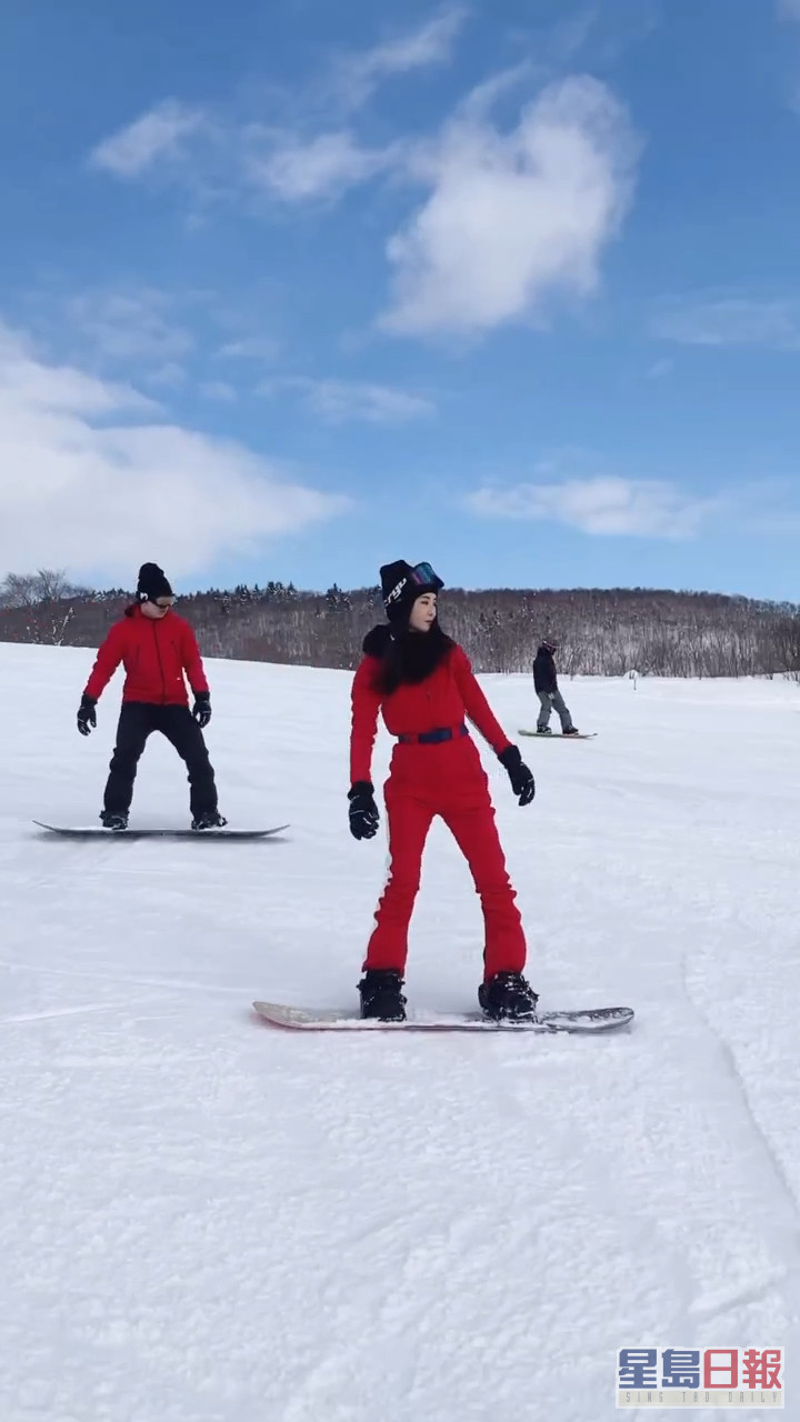 林作與裕美在日本滑雪時神同步。