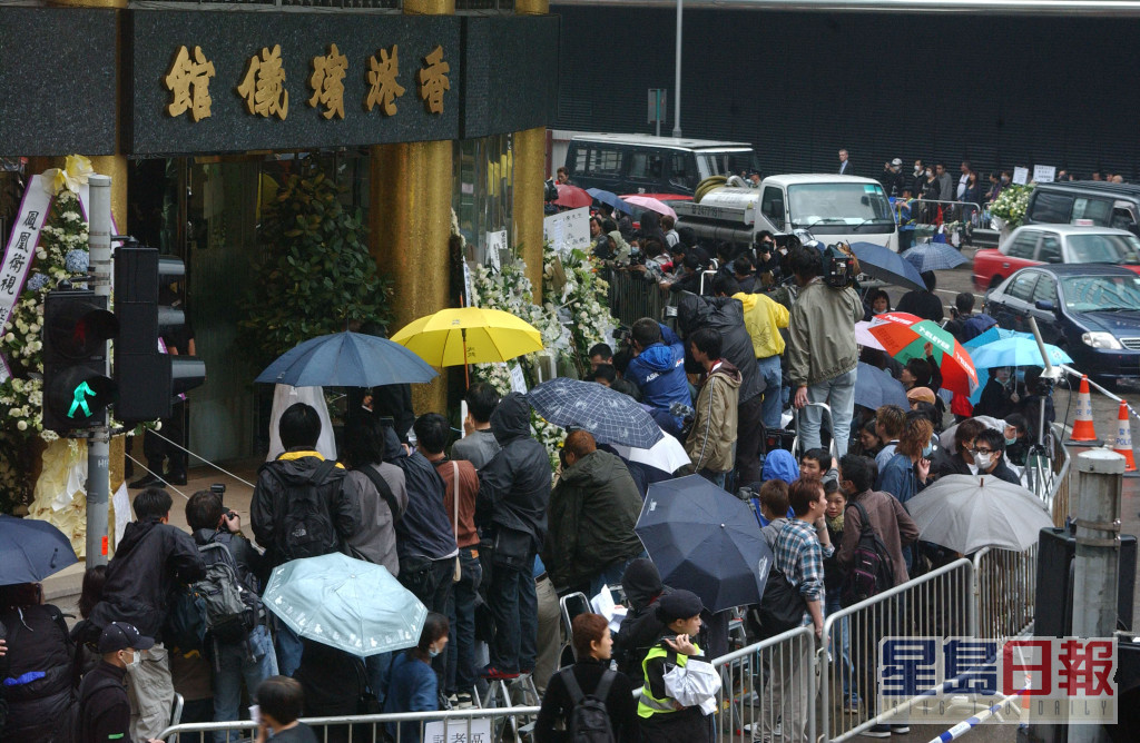 張國榮設靈及出殯當天，有多達上萬名粉絲在香港殯儀館外。