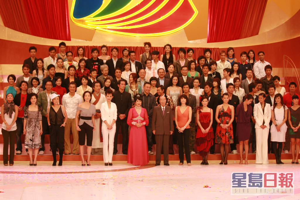 郑裕玲宣布不再拍剧拍戏后，主力做司仪、主持，每年台庆都会见到她站在第一排，又会傍实「六叔」邵逸夫。